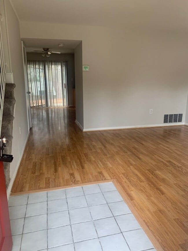 Foto del edificio - 3 Bedroom Townhome - Glen Burnie