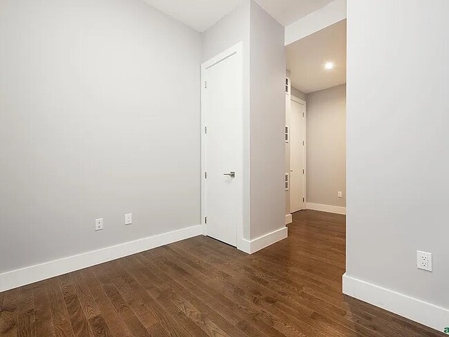 Building Photo - 417 Manhattan Ave