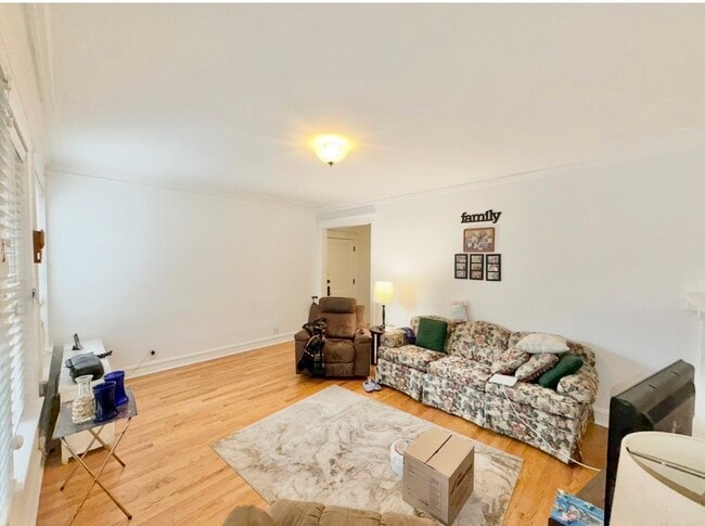 Building Photo - 1626 W Rascher Ave
