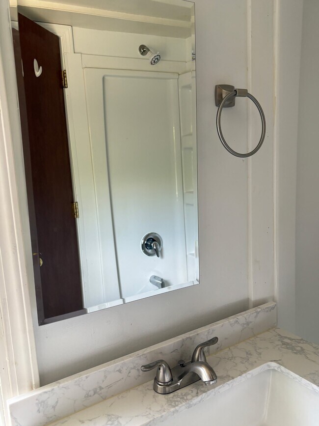 Foto del edificio - 3705 Burchfield Dr