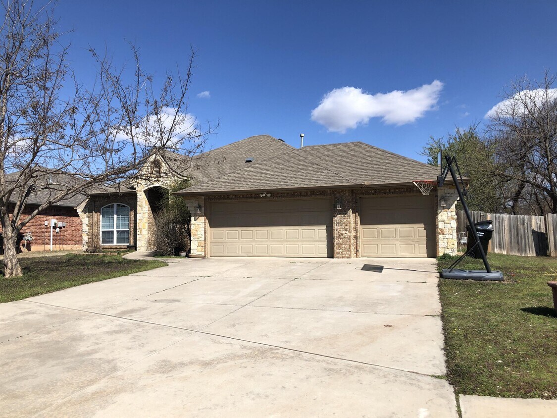 716 Hedgewood Dr, Moore, OK 73160 House Rental in Moore, OK