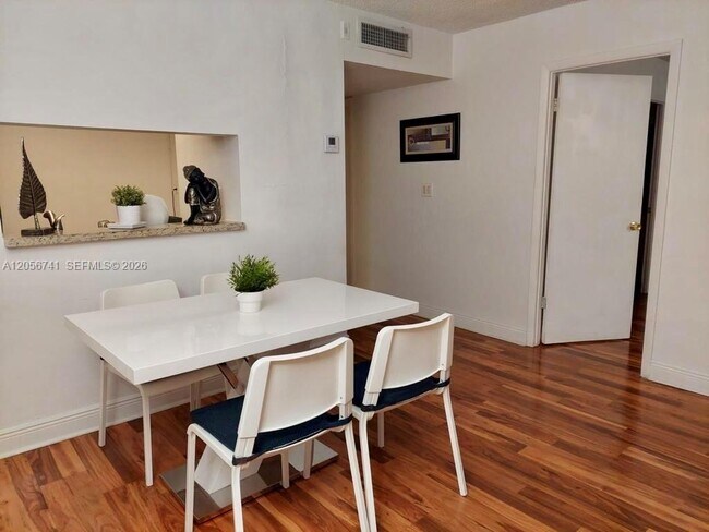 Foto del edificio - 486 NW 165th St