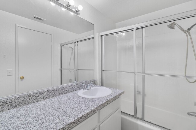 Foto del edificio - 14437 Birchwood Dr