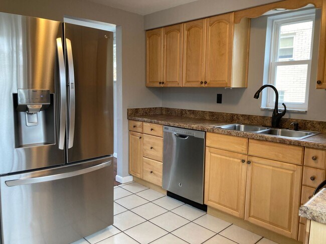 Building Photo - $1450/mo -  Family Home 3Bd/1Ba - Availabl...