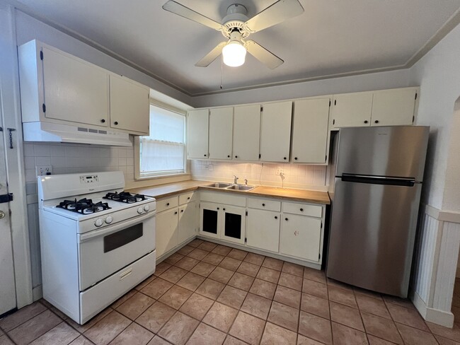 Building Photo - 2546 Central Dr