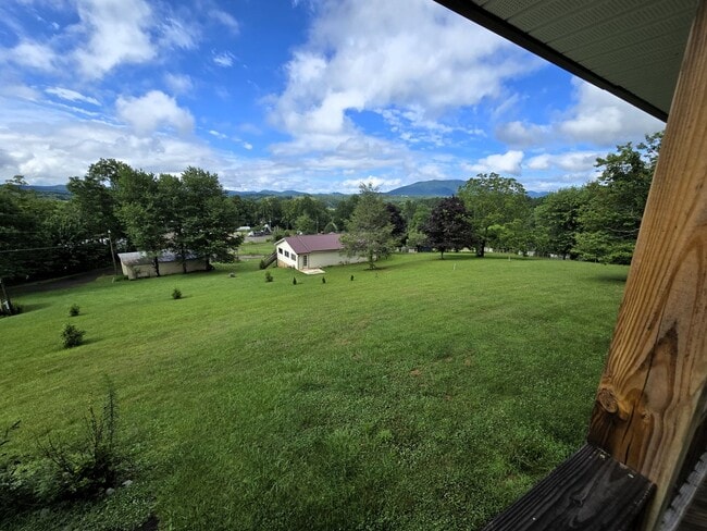 Building Photo - Open Space Upper Unit in Crumpler NC