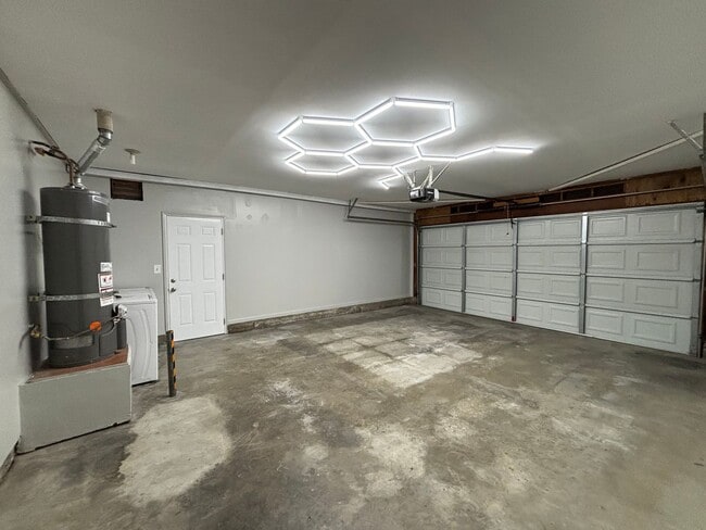 Building Photo - ***$500 Off the first months rent If you apply before the end of the January**** Beautiful and up...