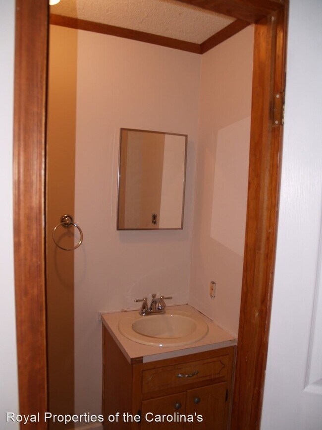 Building Photo - 3 br, 1.5 bath House - 318 Dingler Ave
