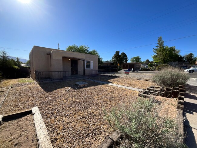 Building Photo - 2 Bedroom Single Family Home with 1 Bedroo...