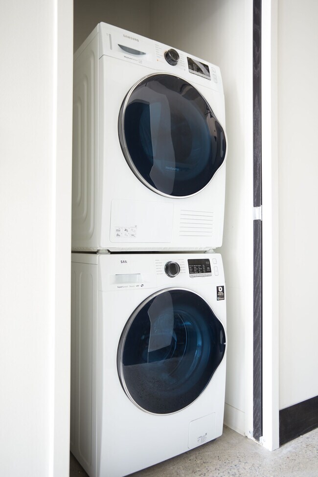 Building Photo - MAX