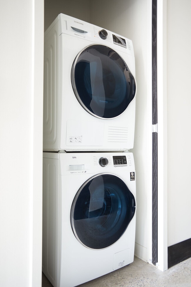 Building Photo - MAX