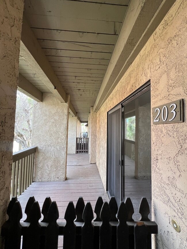 Building Photo - Beautiful Condo in a Private, Gated Commun...