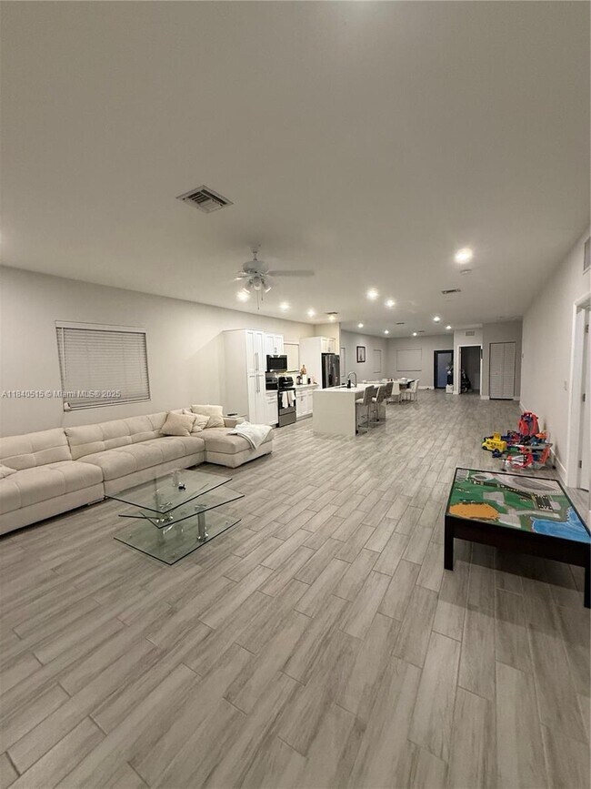 Foto del edificio - 5140 SW 24th St