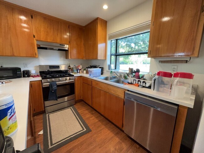 Foto del edificio - 3 bedroom North Davis townhome available f...