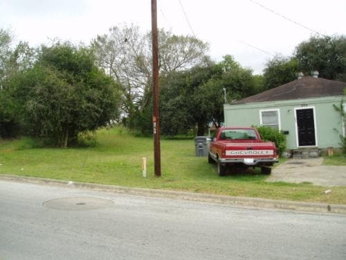 Primary Photo - 902 S Navarro St