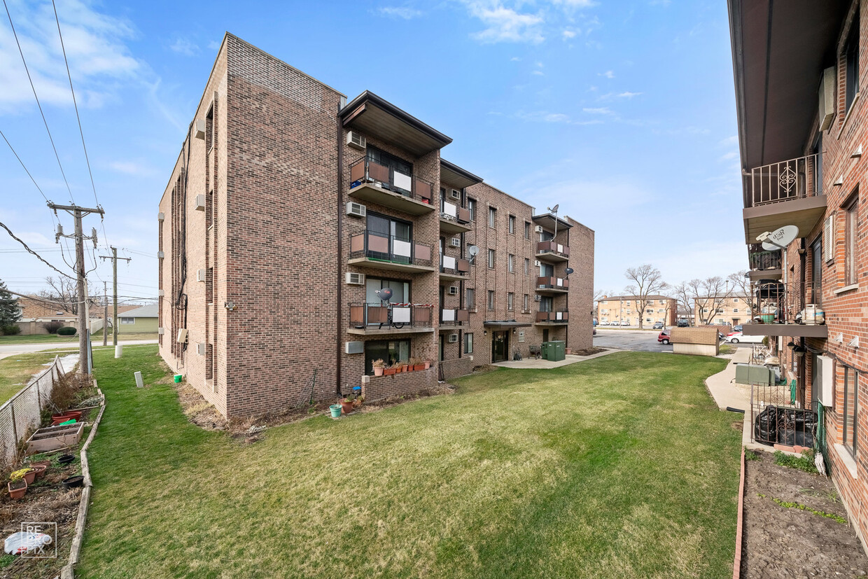 Foto principal - 7945 S Oketo Ave