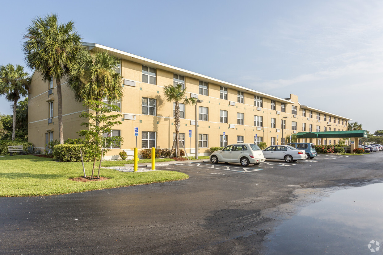 Primary Photo - Palm Harbor Apartments