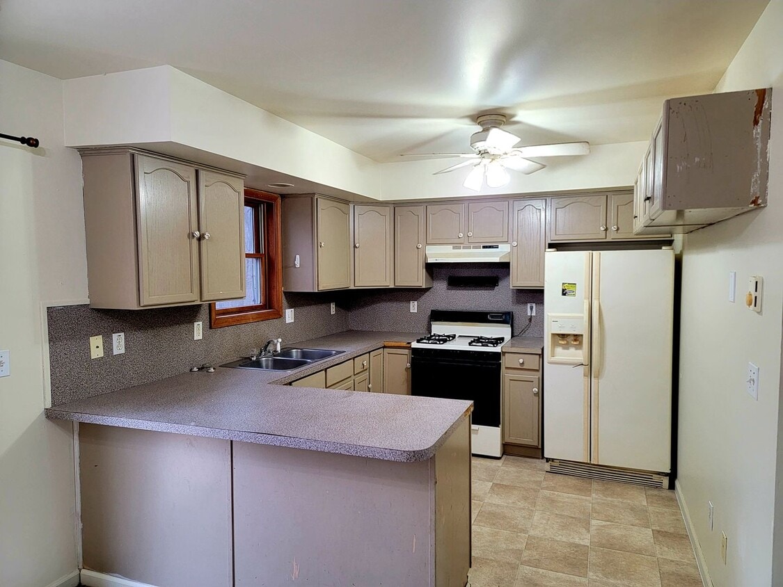 Building Photo - Large 3 bedroom bilevel home in Wilderness...