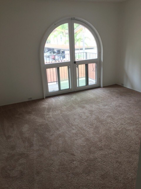 Building Photo - 3 Bedroom Available in Loma Riviera