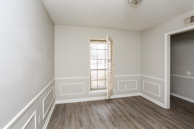 Building Photo - 2074 Woodfield Park Rd