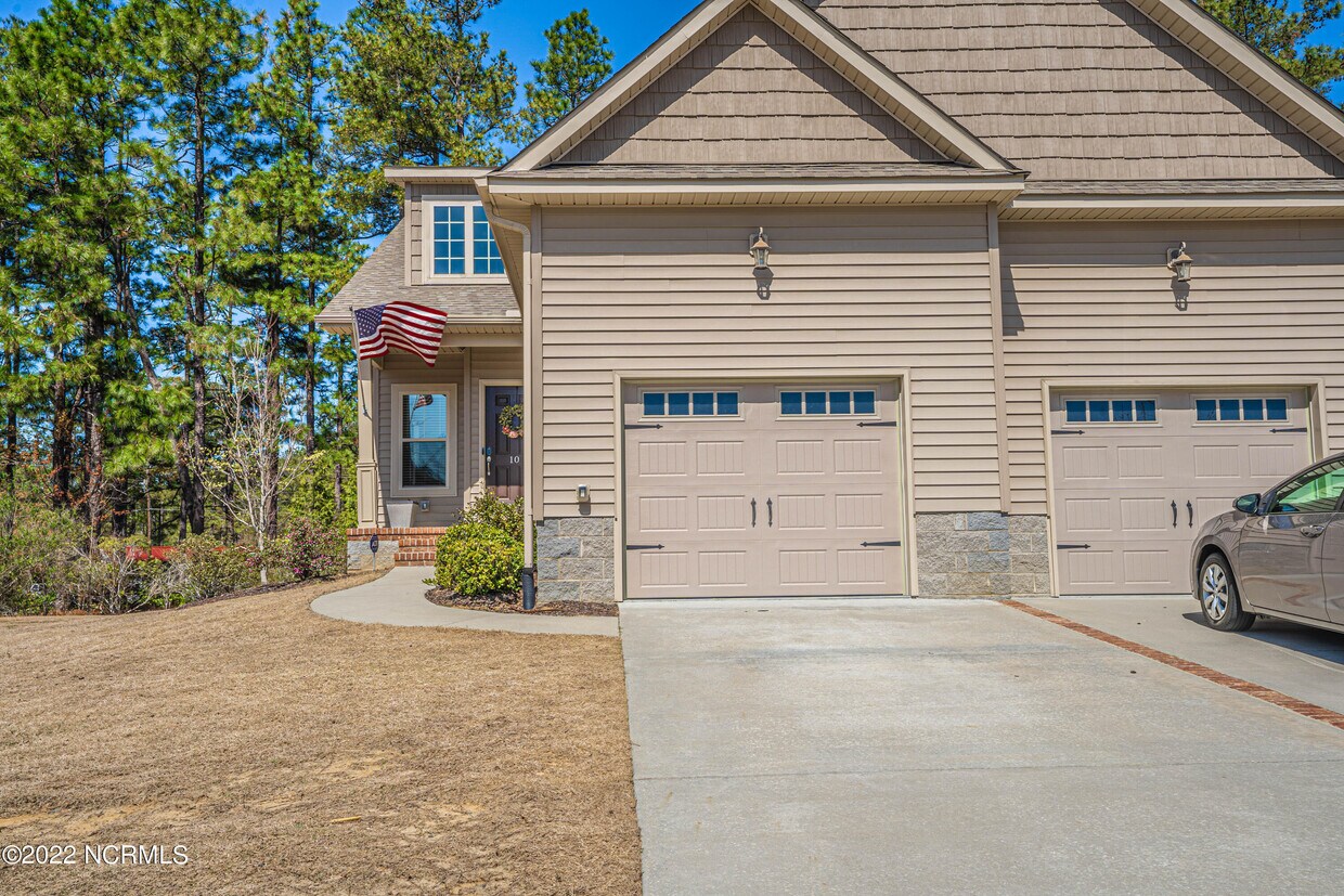 Primary Photo - 10 Cypress Cir