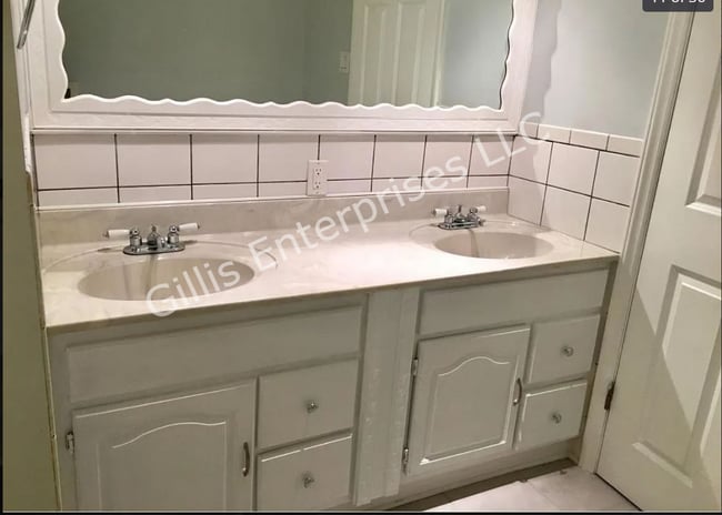 Bathroom - 2819 McKinley Rd