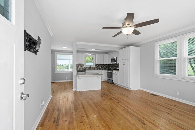 Foto del edificio - 4151 Chapel Hill Rd