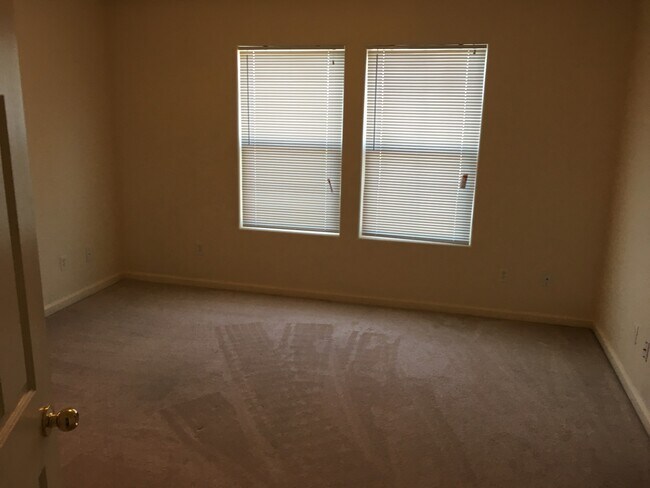 Building Photo - 2644 Sunray Dr