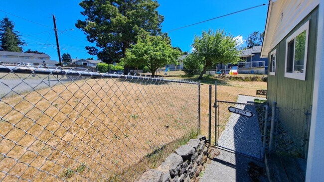 Building Photo - 2 Bedroom 1 Bath Duplex