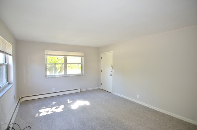 Building Photo - 252 Hartwell Ave