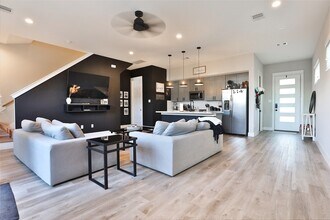 Building Photo - 712 Pinemont Cyn Ln