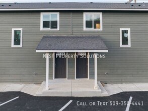 Building Photo - 215 W 1st St