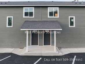 Building Photo - 215 W 1st St