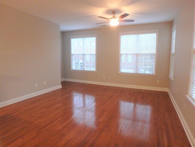 Foto del edificio - Brick Townhouse near Downtown Matthews