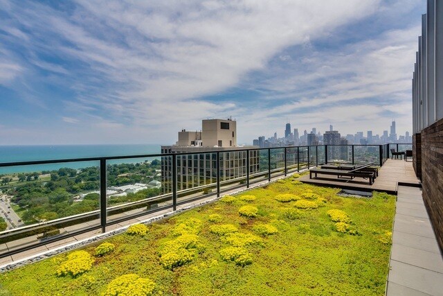 Foto del edificio - 2400 N Lakeview Ave