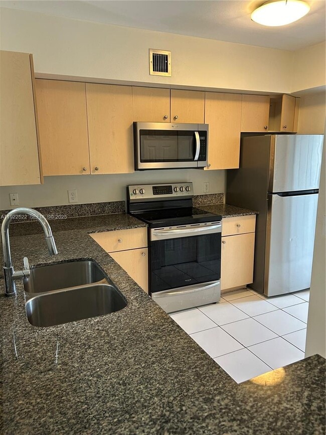 Foto del edificio - 2494 Centergate Dr