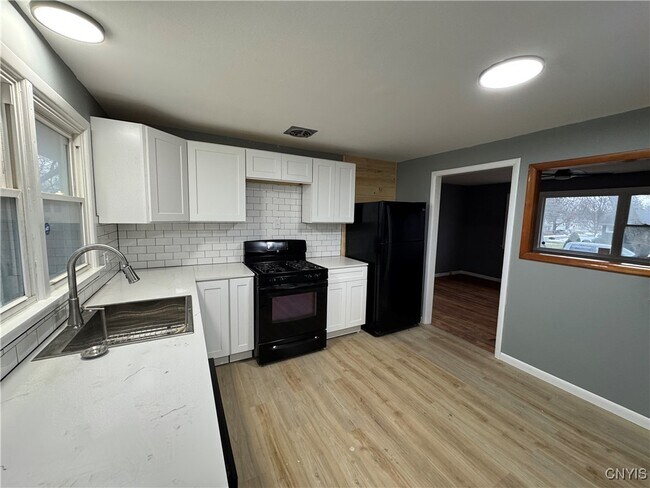 Building Photo - 900 Drexler St