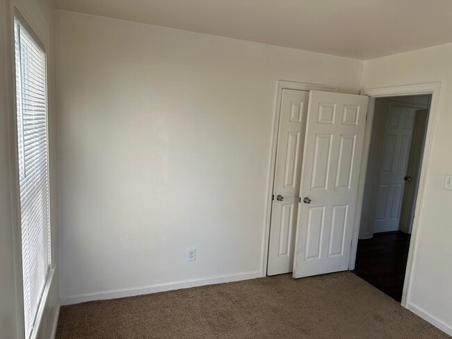 Building Photo - 610 Kent Dr