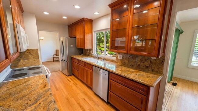 Foto del edificio - Beautifully Updated Pleasanton Four Bedroom Retreat w/ Vaulted Ceilings & Custom Details