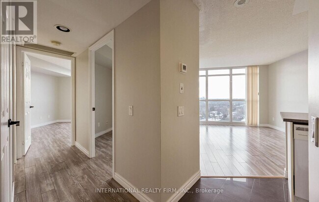 Photo du bâtiment - 28 Harrison Garden Blvd