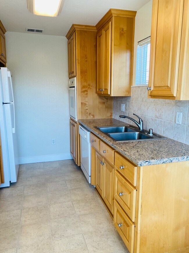 Kitchen Appliances - 1667 Whitwood Ln