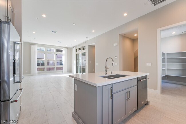 Building Photo - 667 Grey Saker St