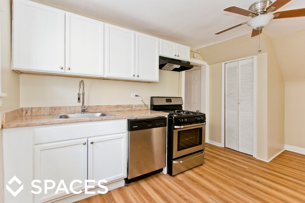 Foto principal - 3452 W Irving Park Rd