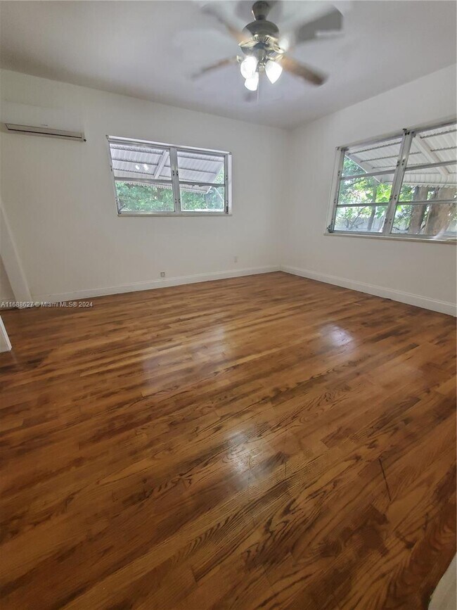 Building Photo - 975 NE 171 St