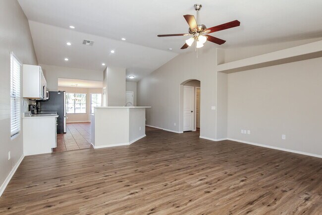 Building Photo - 39812 N Vincenza St