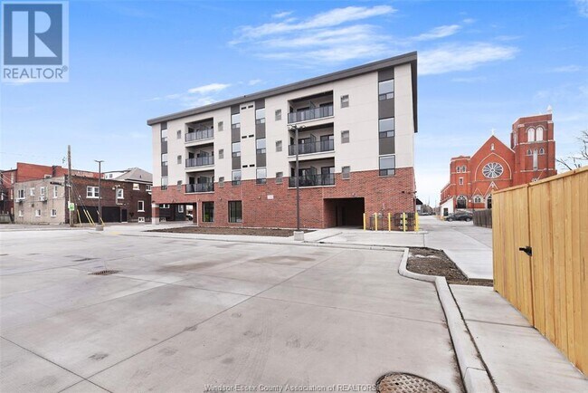 Photo du bâtiment - 840 Wyandotte St E
