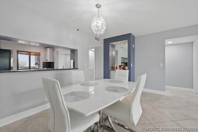 Building Photo - 2206 S Cypress Bend Dr