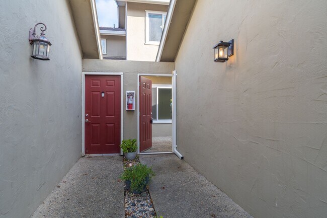 Foto del edificio - Charming 3-Bedroom Condo in Creekside Village – Prime Location!