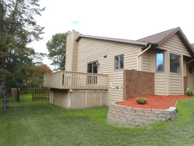 Building Photo - Spacious 4-Bedroom Home with Fireplace and...