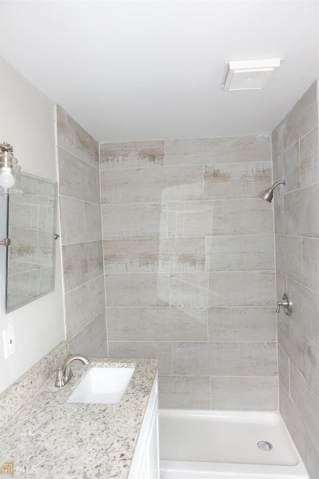 Foto del edificio - 3127 Columbia Woods Dr